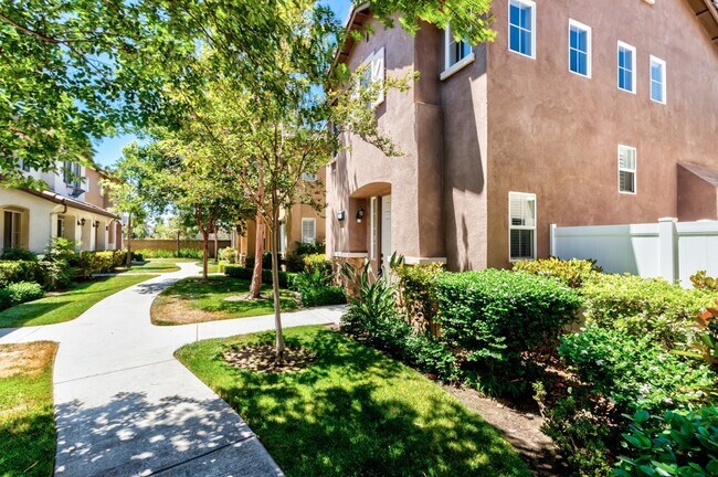 Building Photo - 2 Master Suites - 2 car garage - Townhome