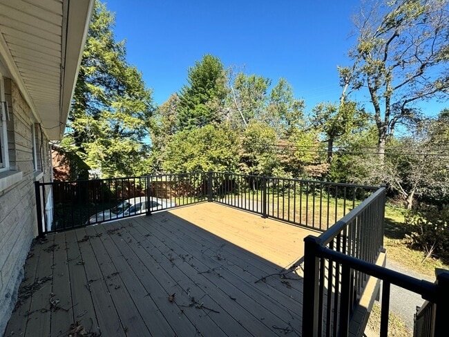 Building Photo - 3 Bedroom in Landsdowne!