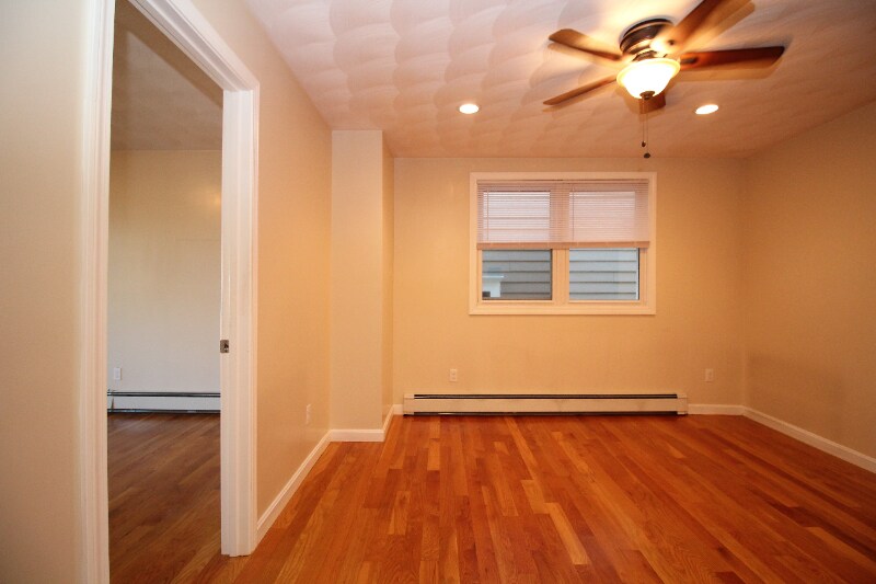 Building Photo - 136 Chelsea St