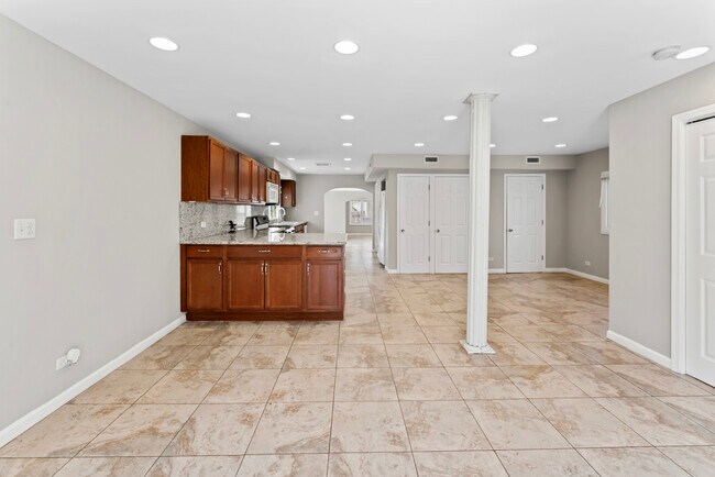 Building Photo - 2916 Oakwood Ave