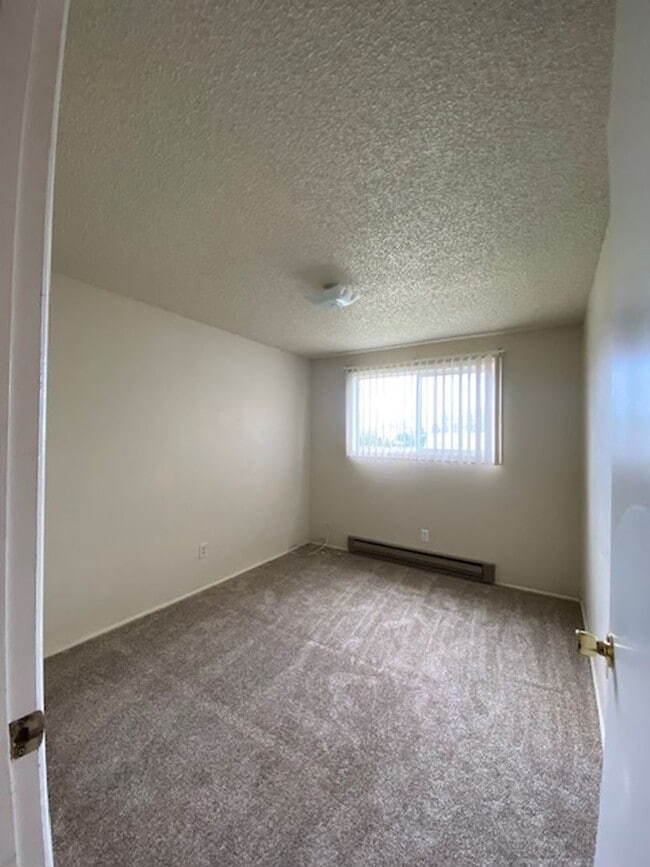 Building Photo - Must See Lebanon Home!