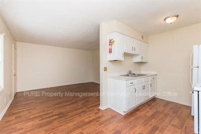 Building Photo - 233 Landings Dr