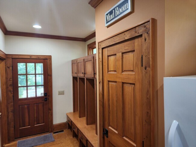 Building Photo - Fully Furnished Lakefront Home