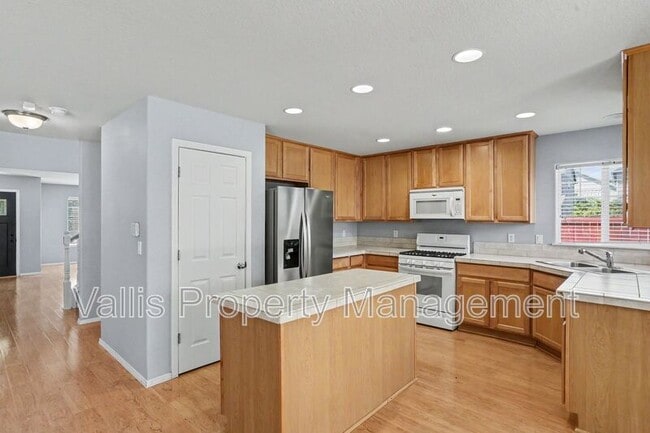 Building Photo - 305 SE Casting St