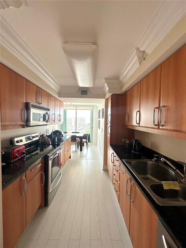 Building Photo - 16500 Collins Ave