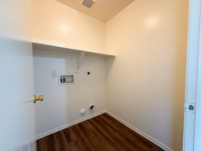 Building Photo - Freshly Updated 3-Bed, 2.5-Bath Home with ...