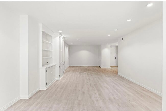 Building Photo - 10747 Wilshire Blvd