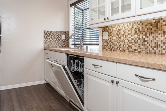 Building Photo - Updated private 2 bedroom/2.5 townhouse in...