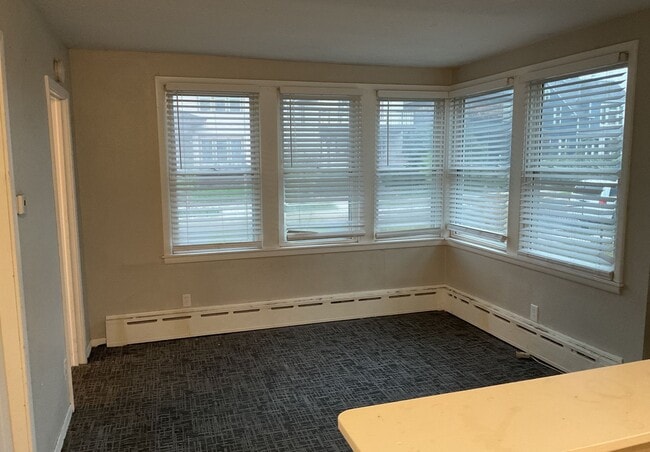 Building Photo - 1 Bedroom Unit with Garage Space - AVAILABLE NOW!