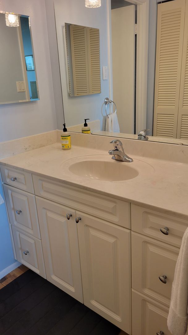 Building Photo - PENDING LEASE-Annual turnkey furnished  2/...