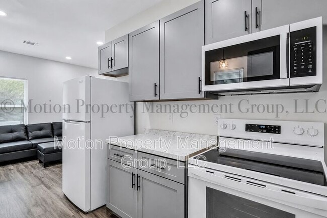 Building Photo - 702 Carmen Ave