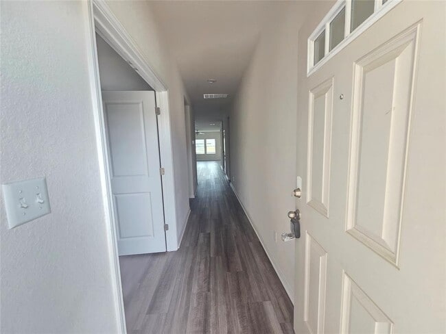 Building Photo - 220 Sun Grv Trl