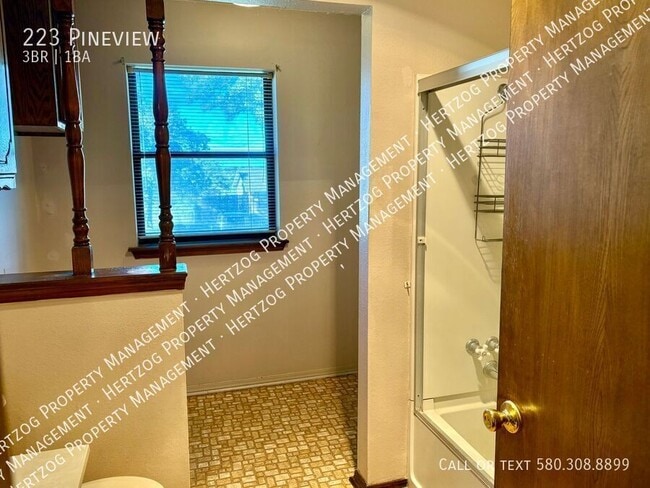 Building Photo - 223 Pineview-
