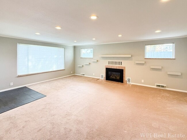 Building Photo - Beautifully Remodeled 4 Bed, 2 Bath Spacious Home with Second Kitchen Near UW Medical!