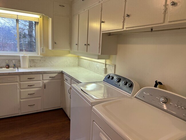 Building Photo - 405 Hemlock Dr SE