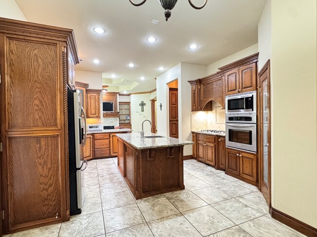 Building Photo - 8147 Shadow Lake Dr