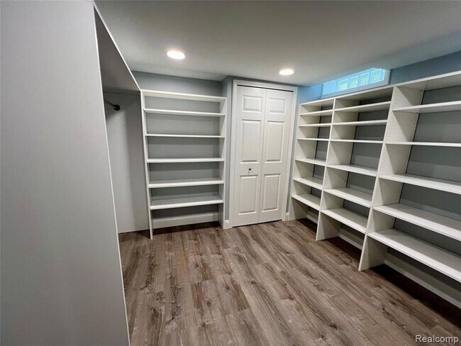 Building Photo - 9768 Lincoln Ct