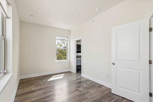 Building Photo - 4015 Baring St