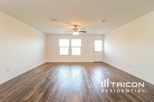 Building Photo - 1008 Lady Bird St