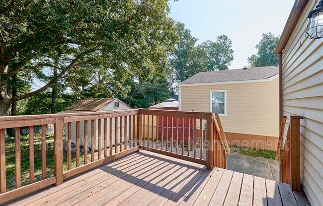 Building Photo - 9823 Meadowview Dr
