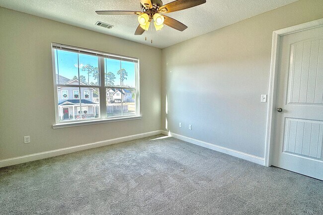 Building Photo - AVAILABLE EARLY DECEMBER (Small Pets Only)