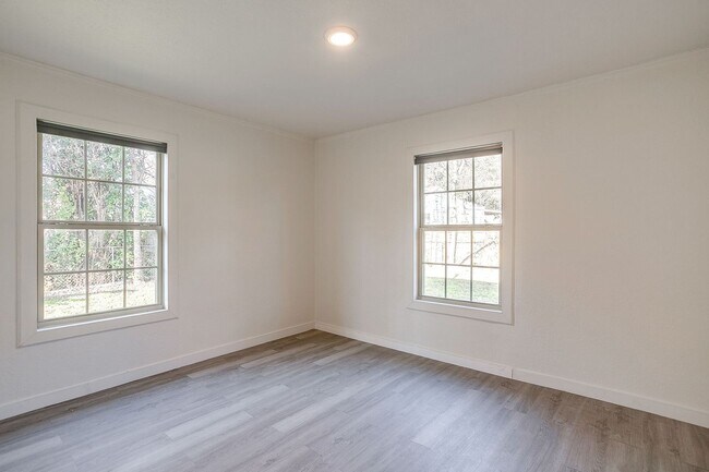 Building Photo - Remodeled 2 Bed 1 Bath Home Ready for New Tenants Near the River District-76114