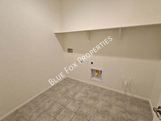 Building Photo - 5525 W Lazy Farm Dr