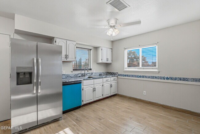 Building Photo - 2624 Lake Victoria Dr