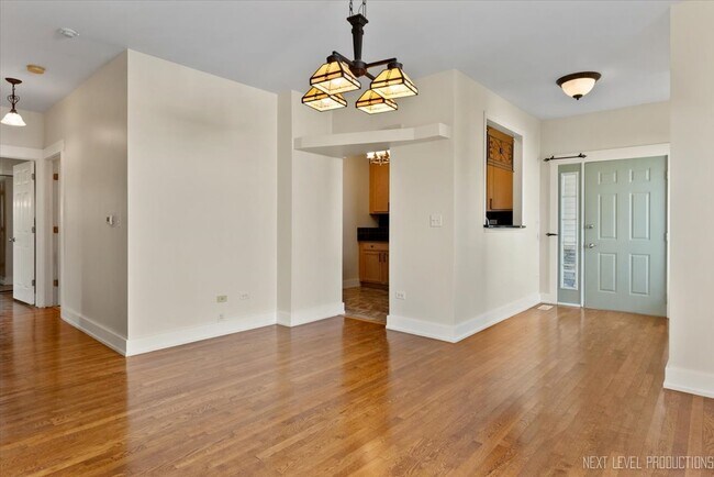 Building Photo - 910 Genesee Dr