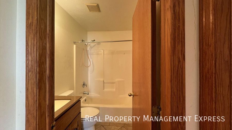 Building Photo - Prime Location 3-Bedroom Gem