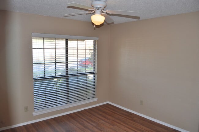 Building Photo - 2906 Kingswood Dr