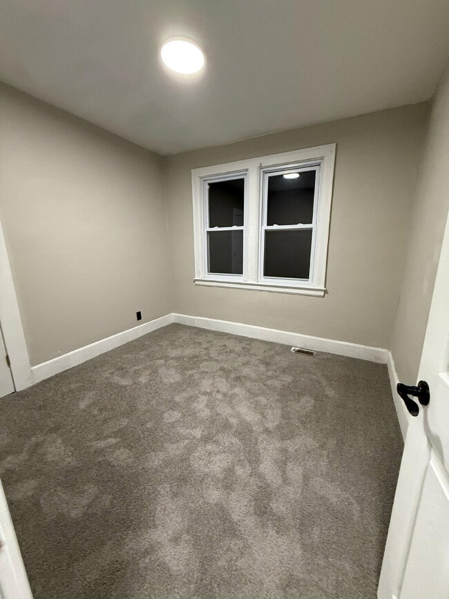 Building Photo - Bright & Cozy 3-Bed Duplex for Rent in Detroit