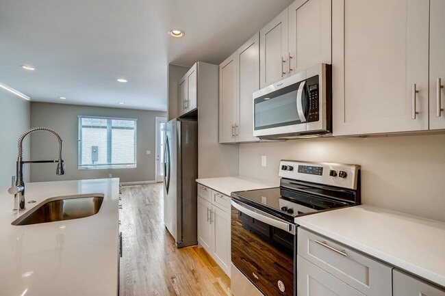 Building Photo - Beautiful 2 Bedroom Townhome