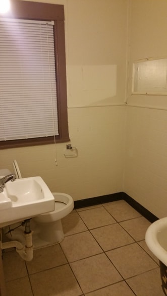 Building Photo - 775 E Vineyard Ave