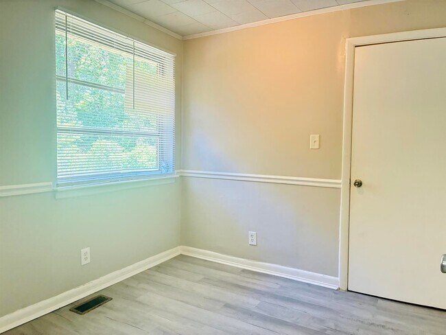 Building Photo - 1733 Finchley Dr