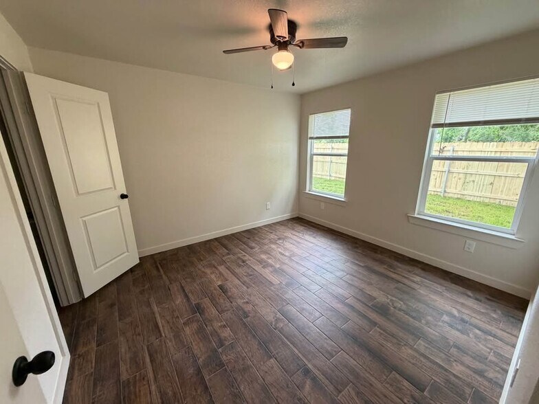 Building Photo - 132 Laura Anne Loop