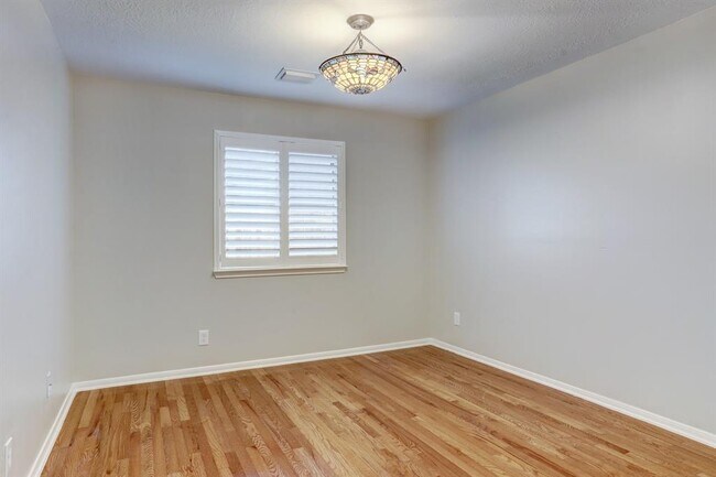 Building Photo - 1117 Carriage Ct