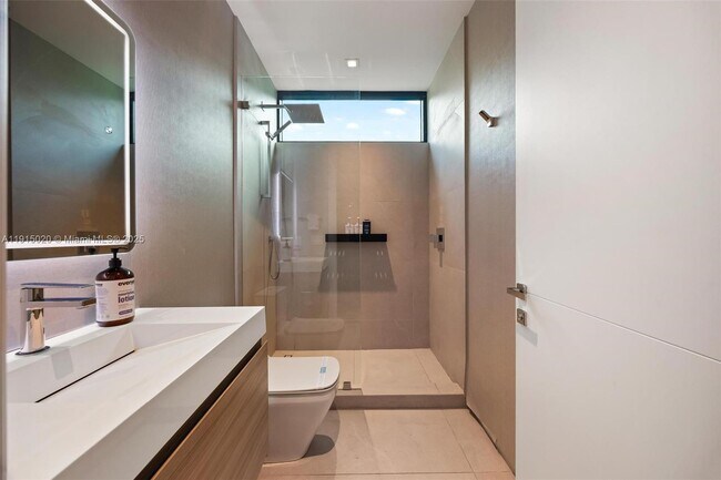 Building Photo - 77 SW 18th Terrace