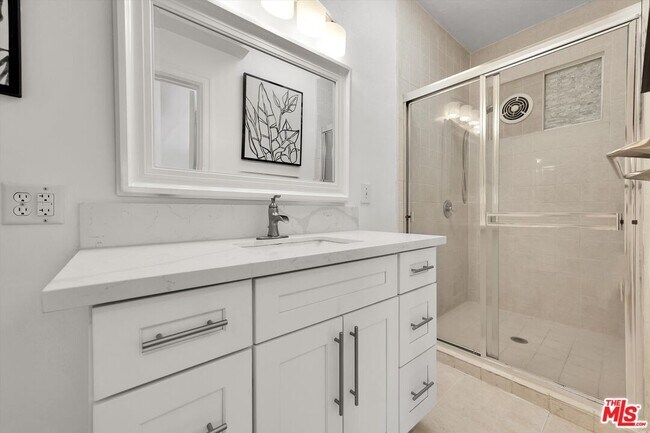 Building Photo - 858 1/2 S Gramercy Pl