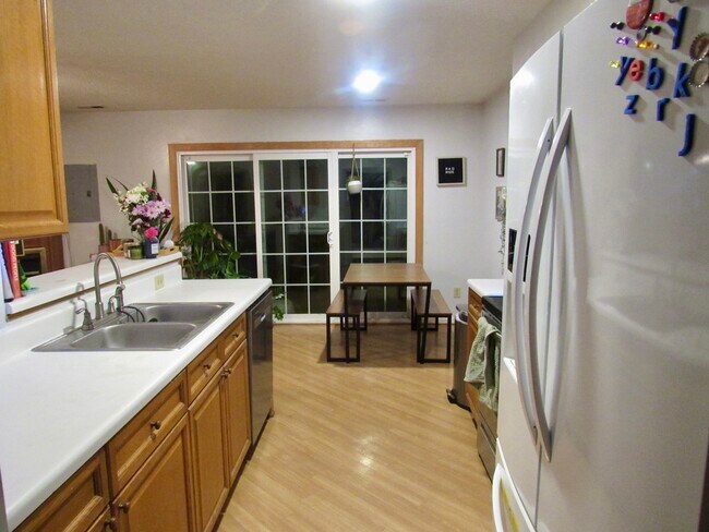 Building Photo - 302 S Hill Ln