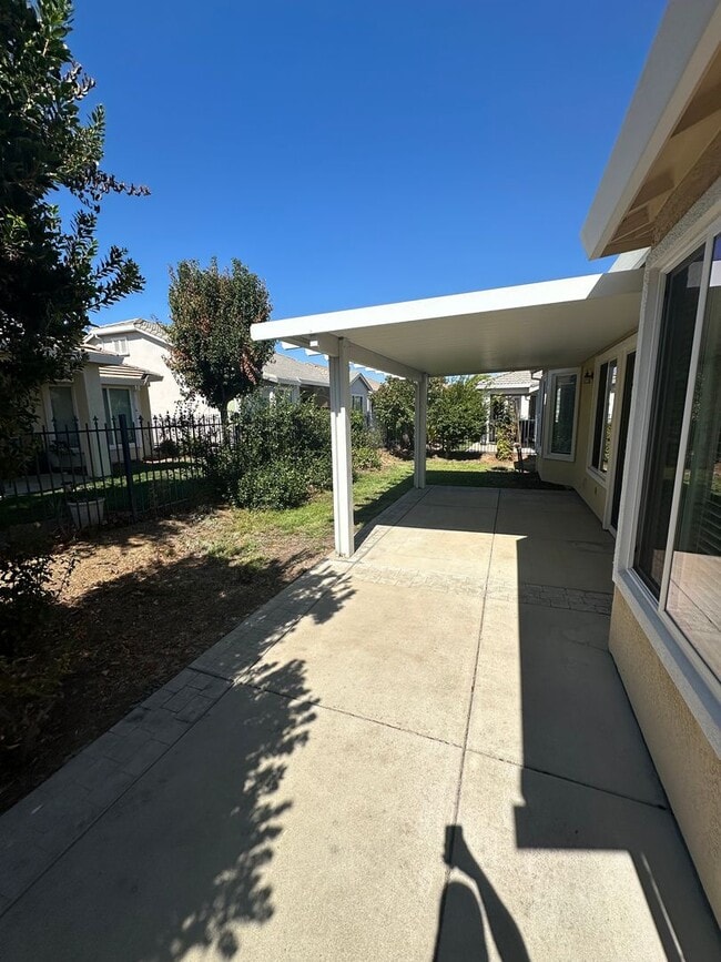 Building Photo - 2 Bed 2 Bath Plus Den In Summerset Orchard...