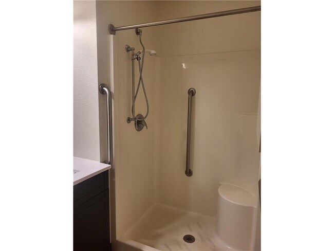 Building Photo - 609 Main St S