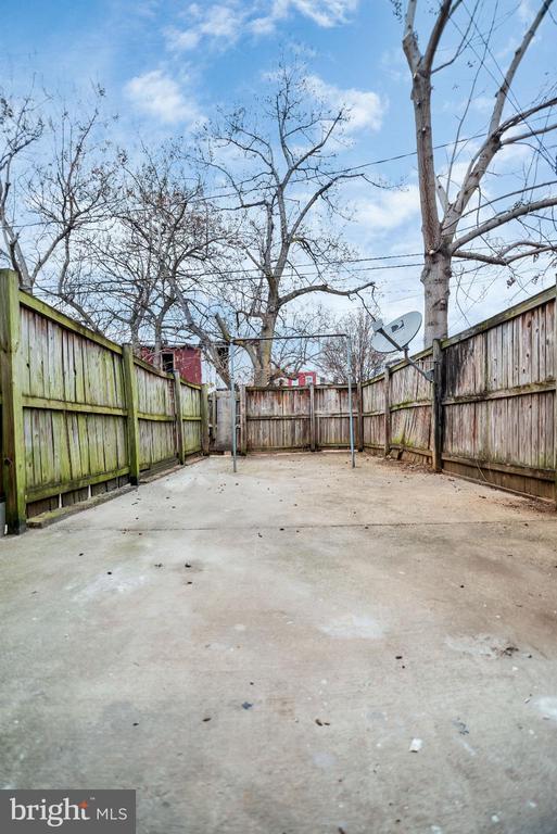 Building Photo - 2214 Wilkens Ave