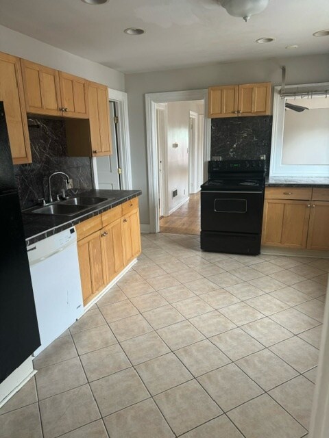 Building Photo - 98 Alexander St