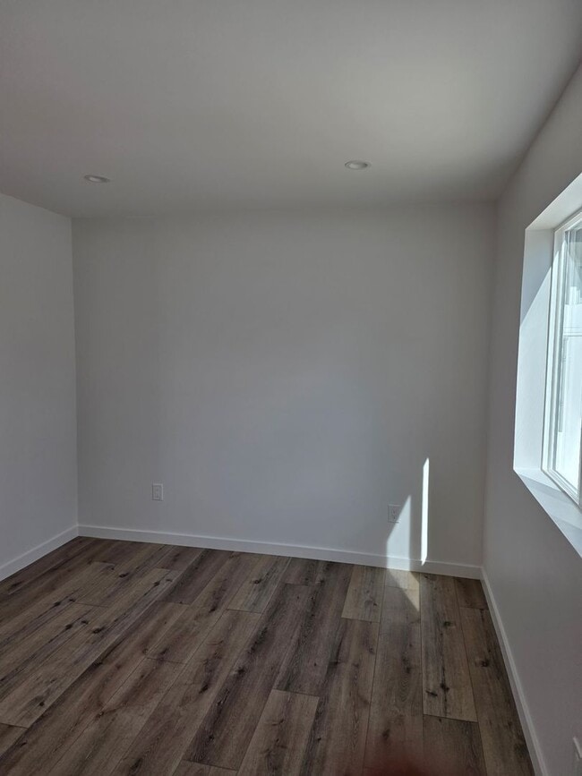 Building Photo - Leasing Only -1020 Dennis Ave