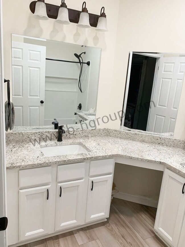 Building Photo - Rare Find!