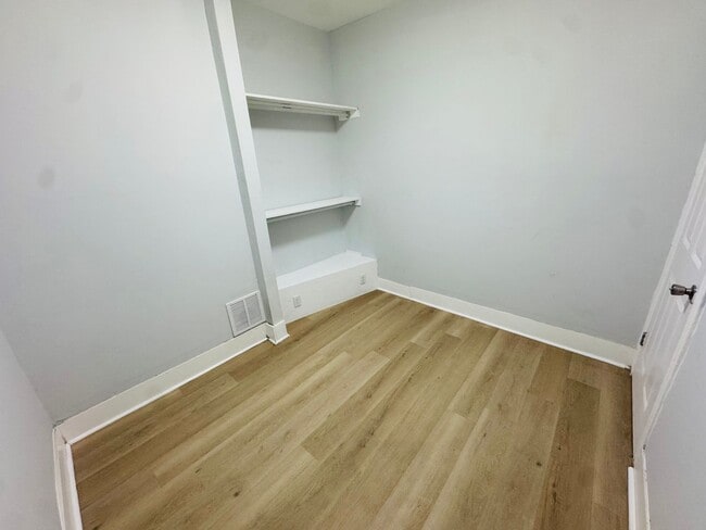 Building Photo - Remodeled 4bd/1.5 bath House with Rear yar...