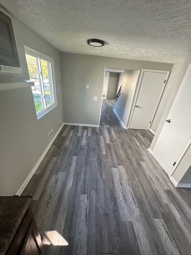 Building Photo - 31 Plover St
