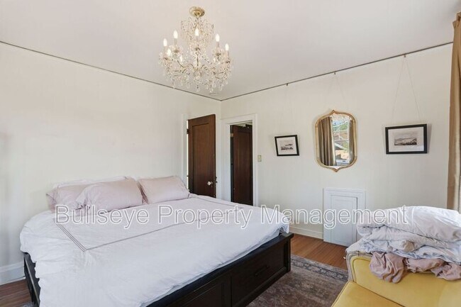 Building Photo - 525 W Lynwood St