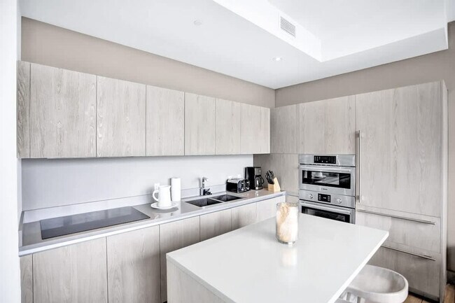 Building Photo - 4010 S Ocean Dr